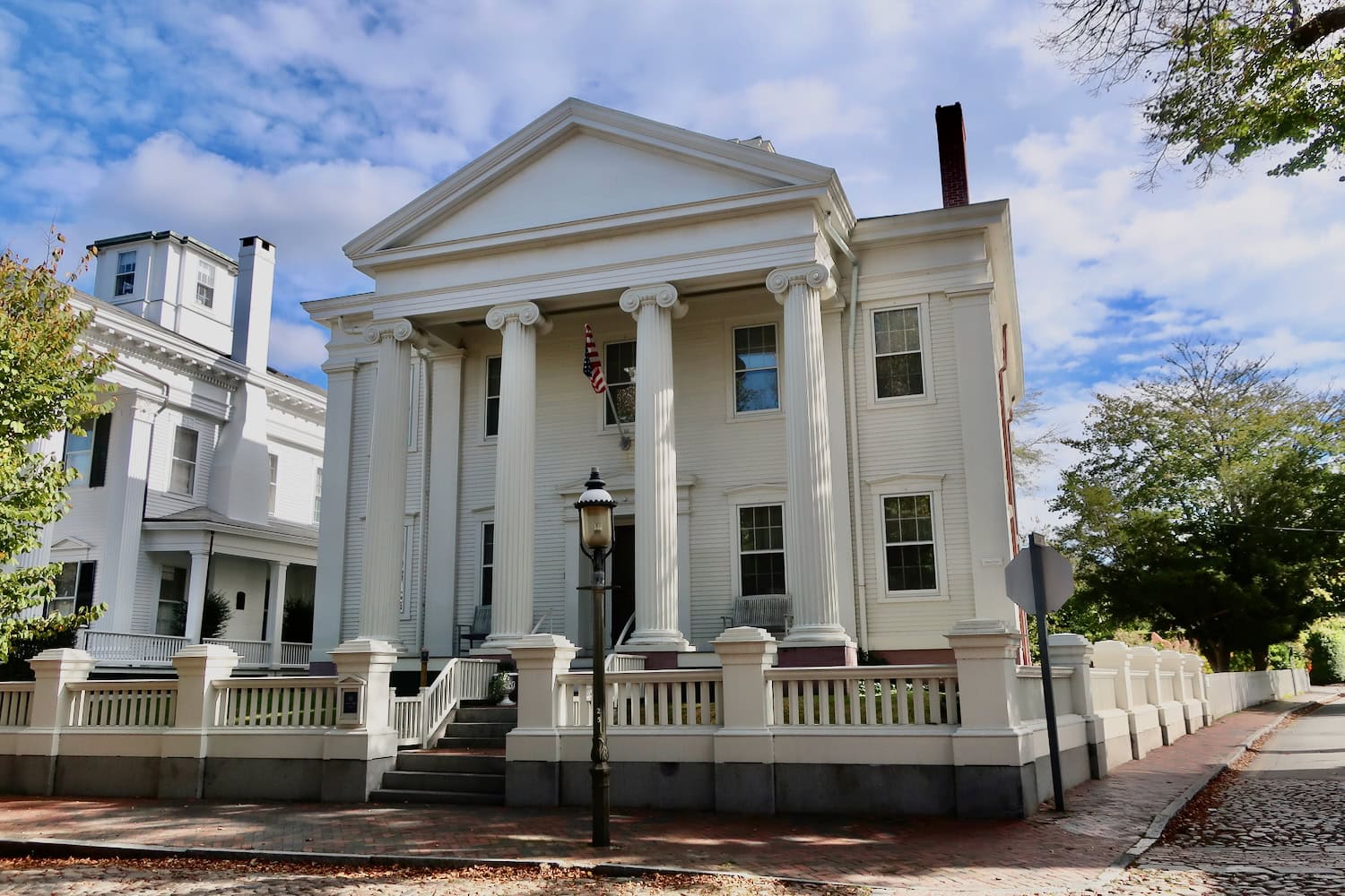 Hadwen House exterior holds the Nantucket Lightship Basket collection and Decorative Arts